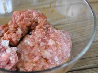 4、肉饼蒸蛋—从小吃到大的美味,加入1勺盐、2勺生抽、1勺清水，搅拌至水分被肉吸收。