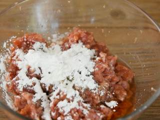 5、肉饼蒸蛋—从小吃到大的美味,加入1勺糖、1勺料酒、1勺香油、1勺胡椒粉、2勺淀粉，搅拌至上劲。