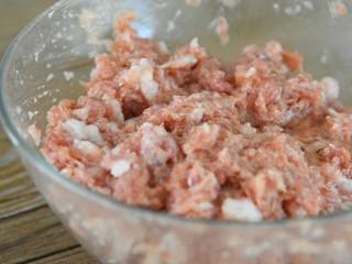 6、肉饼蒸蛋—从小吃到大的美味,加入肥肉、1勺清水、搅拌至水分被吸收。