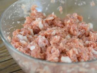 7、肉饼蒸蛋—从小吃到大的美味,加入1勺食用油，继续搅拌。