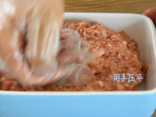 8、肉饼蒸蛋—从小吃到大的美味,肉馅装入碗中，用手压平。
