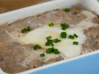 11、肉饼蒸蛋—从小吃到大的美味,取出后，撒入少许葱花即可。