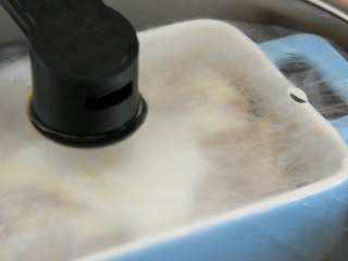 10、肉饼蒸蛋—从小吃到大的美味,移入蒸锅，大火蒸15分钟。