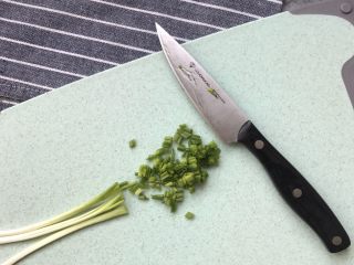 2、秋葵蛋卷～儿童餐,切葱花备用