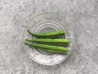 4、秋葵蛋卷～儿童餐,秋葵沥水（控水）备用