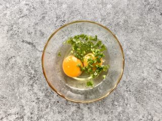 5、秋葵蛋卷～儿童餐,开始制作葱花鸡蛋液：鸡蛋加葱花