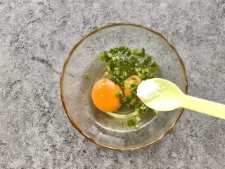 6、秋葵蛋卷～儿童餐,加少许盐（一岁以下宝宝吃可以不加盐哦）