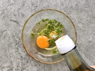 7、秋葵蛋卷～儿童餐,加少许食用油