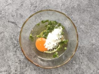 8、秋葵蛋卷～儿童餐,加少许面粉