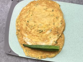 11、秋葵蛋卷～儿童餐,两张蛋皮反过来，放秋葵