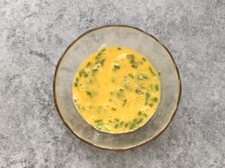 9、秋葵蛋卷～儿童餐,充分搅打均匀静至5分钟左右（无面粉颗粒即可）