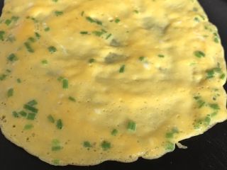 10、秋葵蛋卷～儿童餐,电饼铛加热，鸡蛋液放入摊成大致圆形，表面凝固即可（两个鸡蛋摊了2张鸡蛋皮）；平底锅可以代替电饼铛哦