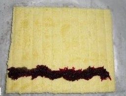 13、万圣节蛋糕卷,等冷却后倒过来，蛋糕四周剥边，在前端抹一点果酱