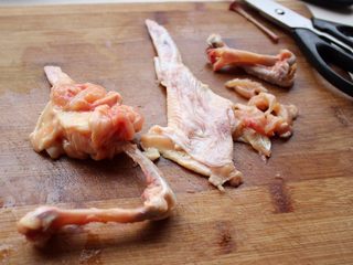 2、烤翅包饭,开始给鸡翅剔骨，剔掉翅根和翅中部分的骨头，小心不要把鸡皮弄破。