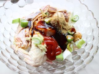 4、烤翅包饭,加入蚝油、番茄酱、生抽、五香粉、蜂蜜灯调料。