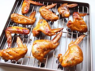 11、烤翅包饭,剩余5分钟的时候再拿出来刷一遍蜂蜜水，翻面再烤5分钟。