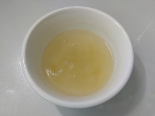 3、仿真早餐（芒果布丁+巧克力杯子）,吉利丁粉加入清水搅匀浸泡10分钟。