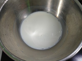 4、仿真早餐（芒果布丁+巧克力杯子）,锅里倒入牛奶和白糖煮开，关火。