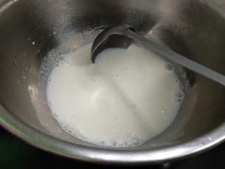 5、仿真早餐（芒果布丁+巧克力杯子）,放入吉利丁液搅匀，放凉。