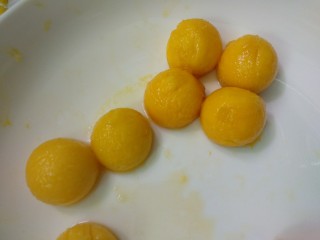 6、仿真早餐（芒果布丁+巧克力杯子）,用挖球器把芒果挖成球状。