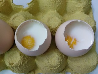 7、仿真早餐（芒果布丁+巧克力杯子）,芒果放入鸡蛋壳，倒入牛奶吉利丁液即可。（尽量倒满）放入冰箱冷藏3小时。