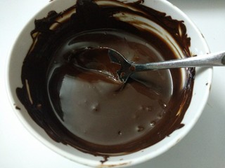 8、仿真早餐（芒果布丁+巧克力杯子）,巧克力切小隔温水融化。