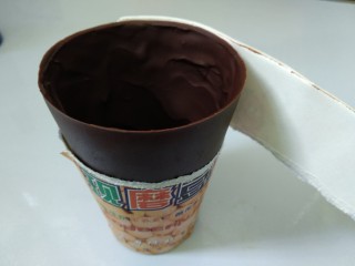 10、仿真早餐（芒果布丁+巧克力杯子）,取出用剪刀在边缘剪个小口，小心撕去纸杯。