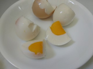 12、仿真早餐（芒果布丁+巧克力杯子）,鸡蛋去壳切块。