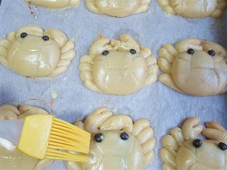 12、教你不用模具也可自制纯手工DIY月饼,刷月饼的蛋黄液用一个蛋黄加4分之一蛋白加15克水