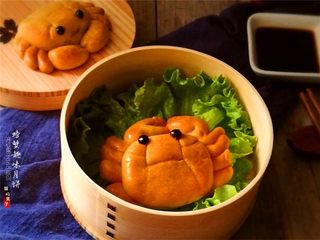 13、教你不用模具也可自制纯手工DIY月饼,刚出炉的月饼,饼皮会很干硬,注意绝对不能立即吃哦,等月饼冷却后,室温密封保存,等待2-3天,饼皮会渐渐变得柔软油润,等回油后才可再吃