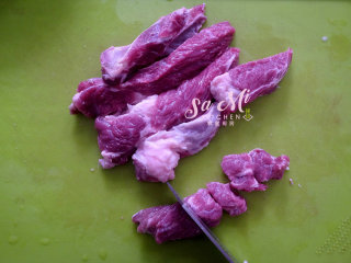 2、秘制咖喱土豆牛肉,牛肉洗净后，如图切成块状