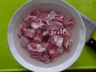 3、秘制咖喱土豆牛肉,放入碗中用凉水浸泡