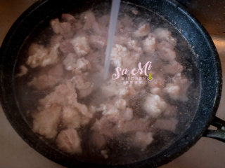 8、秘制咖喱土豆牛肉,用热开水冲洗两遍肉块，彻底把血沫冲掉