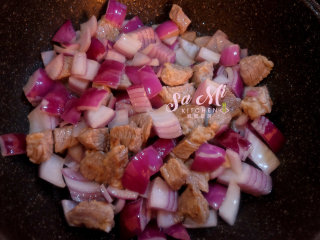 12、秘制咖喱土豆牛肉,放入洋葱块翻炒均匀