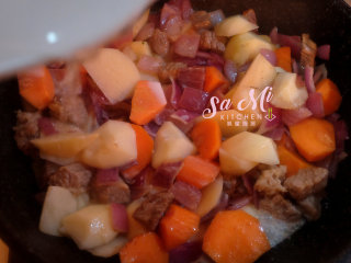 14、秘制咖喱土豆牛肉,倒入热开水浸没食材（水刚好浸没食材即可）