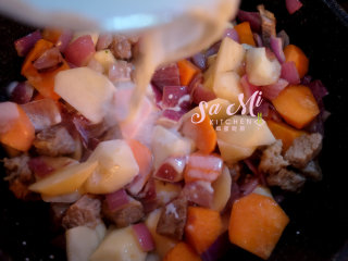 15、秘制咖喱土豆牛肉,倒入牛奶