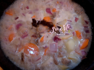 16、秘制咖喱土豆牛肉,开锅后放入黑咖啡粉盖上锅盖转小火炖40分钟