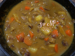 18、秘制咖喱土豆牛肉,开中火持续翻炒，搅拌均匀后关火