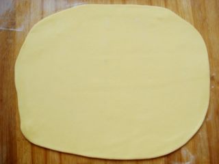 3、水果花篮面包,面和好后取出面团，擀成薄片。{可撒少许面粉防沾）