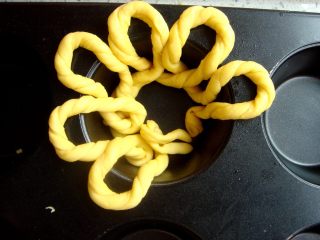 6、水果花篮面包,面条相互交叉，均匀的铺在模具里。