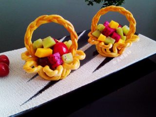 12、水果花篮面包,脱模后，卡上花篮提手，装入喜欢的水果即可。