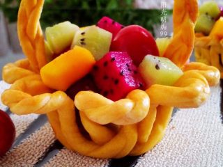 13、水果花篮面包,黄灿灿的天然颜色很漂亮。