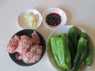 1、青椒酿肉,准备好原材料；