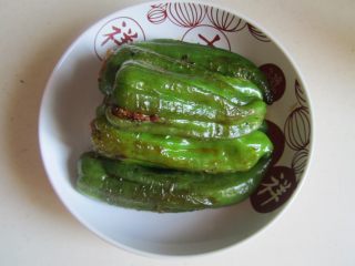 10、青椒酿肉,将制作好的酿青椒盛出来摆放在盘中；