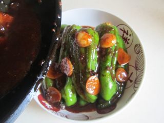 12、青椒酿肉,将制作好的料汁浇淋在青椒上即可。