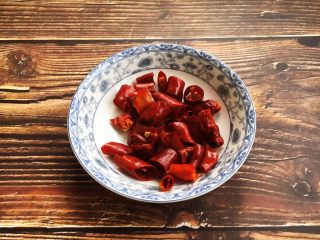 3、#菌类料理# 干锅杏鲍菇,将泡软的干辣椒用厨房用纸吸干水分备用。