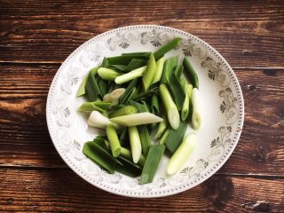 5、#菌类料理# 干锅杏鲍菇,蒜苗切段备用。