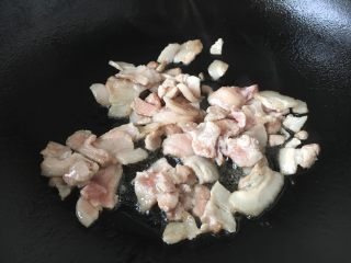 7、#菌类料理# 干锅杏鲍菇,热锅凉油，将五花肉炒至变色盛出备用。