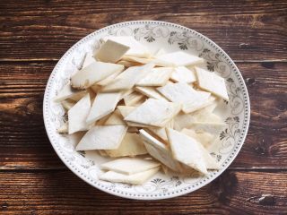 8、#菌类料理# 干锅杏鲍菇,杏鲍菇洗干净，切片。