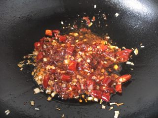 12、#菌类料理# 干锅杏鲍菇,放入2勺的郫县豆瓣酱，煸炒1分钟左右，煸炒出红油。